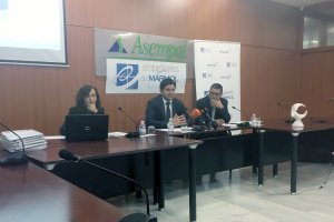Teresa Tijeras, Antonio Sánchez Tapia y José Pastor, de Aema, presentaron ayer en Almería los Premios Macael.
