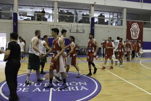 El jugador en la ronda de saludos.
