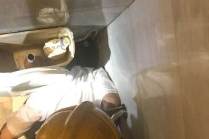 Momento del rescate del hombre atrapado entre el inodoro y la pared.