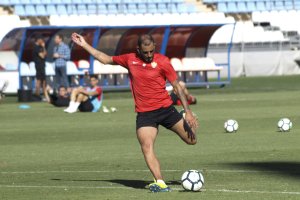 Nauzet Alemán golpeando a puerta.