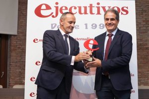 El director financiero de La Unión, Manuel Ramos, recoge el galardón de la revista Ejecutivos.