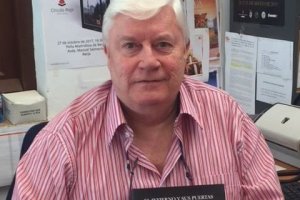 Pepe Sedano con su obra, publicada por Círculo Rojo.