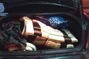 Maletero en el que se escondieron dos inmigrantes.