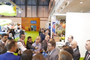 El consejero de Agricultura, Rodrigo Sánchez Haro, atiende a los medios durante la celebración de Fruit Attraction 2017.