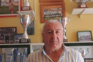 Antonio Ramón en la sala de trofeos que tiene el Club cañaero en el túnel de vestuarios.