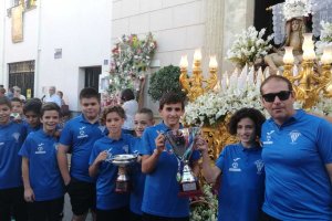 Los jóvenes futbolistas con la Patrona de Viator.