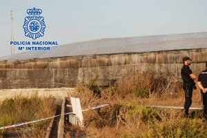 Agentes de la Policía Nacional acordonan el lugar del hallazgo del cadáver en Pampanico.