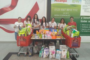 Voluntarios de la entidad con parte de la recolecta.