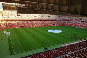 Los jugadores del Almería pisando el césped del Molinón.