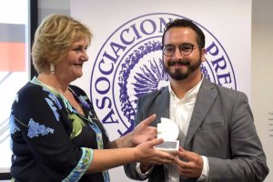 Francisco Carrión, recogiendo el Premio Colombine de Periodismo. [José Juan Mullor]