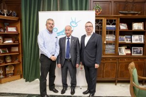 Tras la firma, Gabriel Amat, presidente de la Diputación, entre Juan Fernández-Aguilar, consejero delegado de LA VOZ, y Pedro M. de la Cruz, director