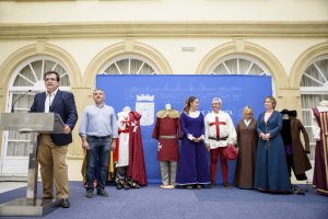 Martínez Botella con modelos y algunos de los trajes del taller.