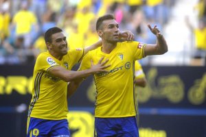 Dani Romera celebrando un gol con David Barral.