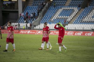 Los jugadores del Almería tras la debacle frente al Huesca.