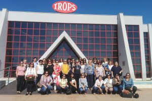 La comitiva de mujeres agricultoras y trabajadoras de Cabasc durante su visita a la cooperativa Trops.