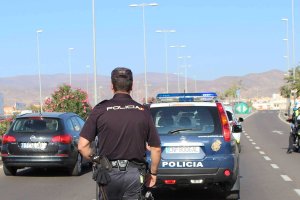 Forzaba las cerraduras o fracturaba las ventanillas de las puertas delanteras.