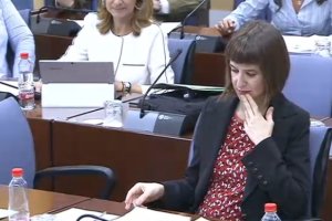 La portavoz de Cultura de Podemos, Lucía Ayala, en el Parlamento.