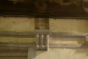 Imagen del escudo declarado BIC que hay en la fachada