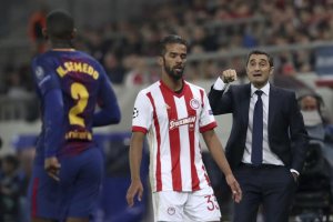 Ernesto Valverde dando instrucciones.
