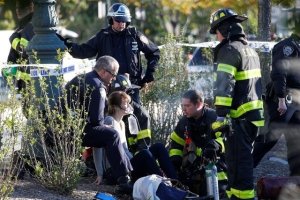 Una de las heridas es atendida por un policía y bomberos