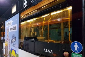 Detalle de la ventana de uno de los autobuses afectados