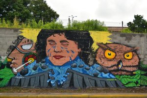 Graffiti en homenaje a la activista Berta Cáceres.
