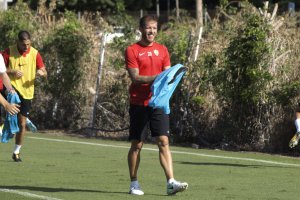 Jorge Morcillo se coloca el peto en la Vega.