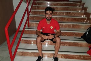 Chema posa para LA VOZ tras ganar al Maracena.