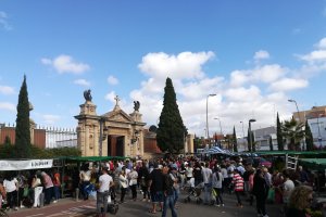 Entrada del cementerio en el día de ayer