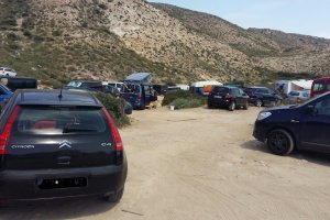 Vehículos aparcados en el acceso al Playazo de Rodalquilar esta Semana Santa.