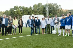 García hizo el "saque de honor" en el nuevo campo de fútbol.