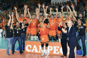 El equipo naranjito levantando la Supercopa.