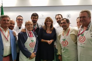 La directiva de la Academia, presidida por Juan Robles, junto a Susana Díaz, presidenta de la Junta.
