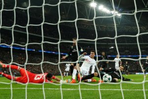 Dele Alli adelantando al Tottenham.