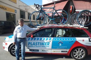 Juan Muñoz junto al coche de Plastimer.