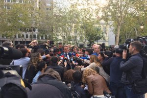 Artur Mas atendido a los medios de comunicación.