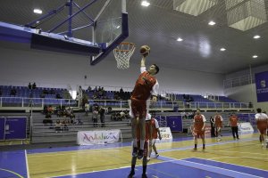 Decisión en la entrada a canasta del joven alero.