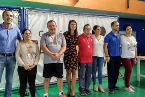 Ángeles Martínez con deportistas y entrenadores.