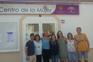 La edil de Igualdad con representantes de la comunidad educativa.