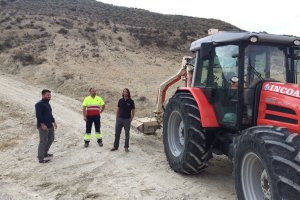 Operarios realizando las tareas de limpieza y desbroce.