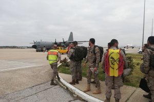 Legionarios esperan para embarcar en Torrejón (FOTO: FUTER)