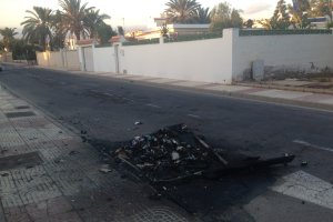 Uno de los contenedores de basura quemados en la Urba, en una foto de IU.