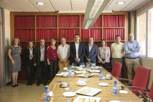 Ponente, invitados y organizadores en LA VOZ, ayer.