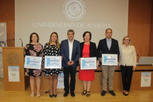 El rector de la UAL, Carmelo Rodríguez; y la vicerectora de Estudiantes y Empleo, Mª Isabel Ramírez, con la delegada de Gobierno, Gracia Fernández; l