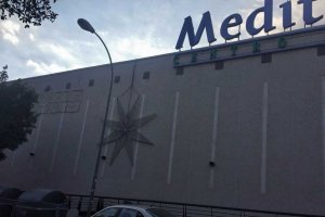 Las luces en el Centro Comercial Mediterráneo llevan puestas unas semanas.