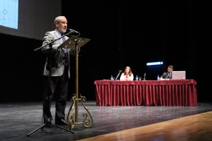 El alcalde de Vera, Félix López, y los arquitectos Lola Miralles y Gerardo Úbeda (al fondo).
