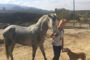 Christiane Gohl junto a Cinderella y a uno de sus cinco perros en su finca del paraje Cañada de la Piedra, en Los Gallardos.