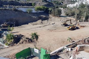 Las obras del aparcamiento han empezado a realizarse ya en la parte trasera del apartahotel de 600 apartamentos.