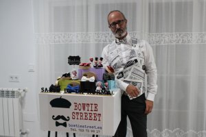 Jaime Riba, el maestro que quiere romper cánones de moda en las pajaritas, junto a algunas de ellas. Foto: G. Ruiz