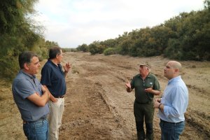 Visita del delegado de Medioambiente, junto a los técnicos, a las labores de restauración de Rambla Morales.
